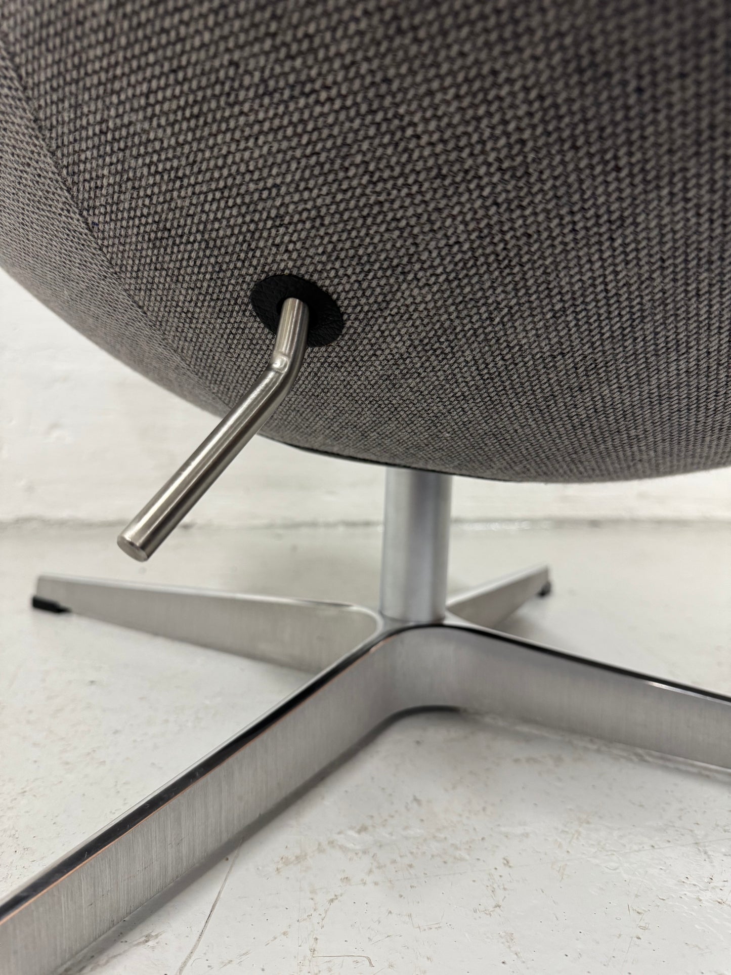 Arne Jacobsen ‘Ægget’ Fritz Hansen, med skammel.