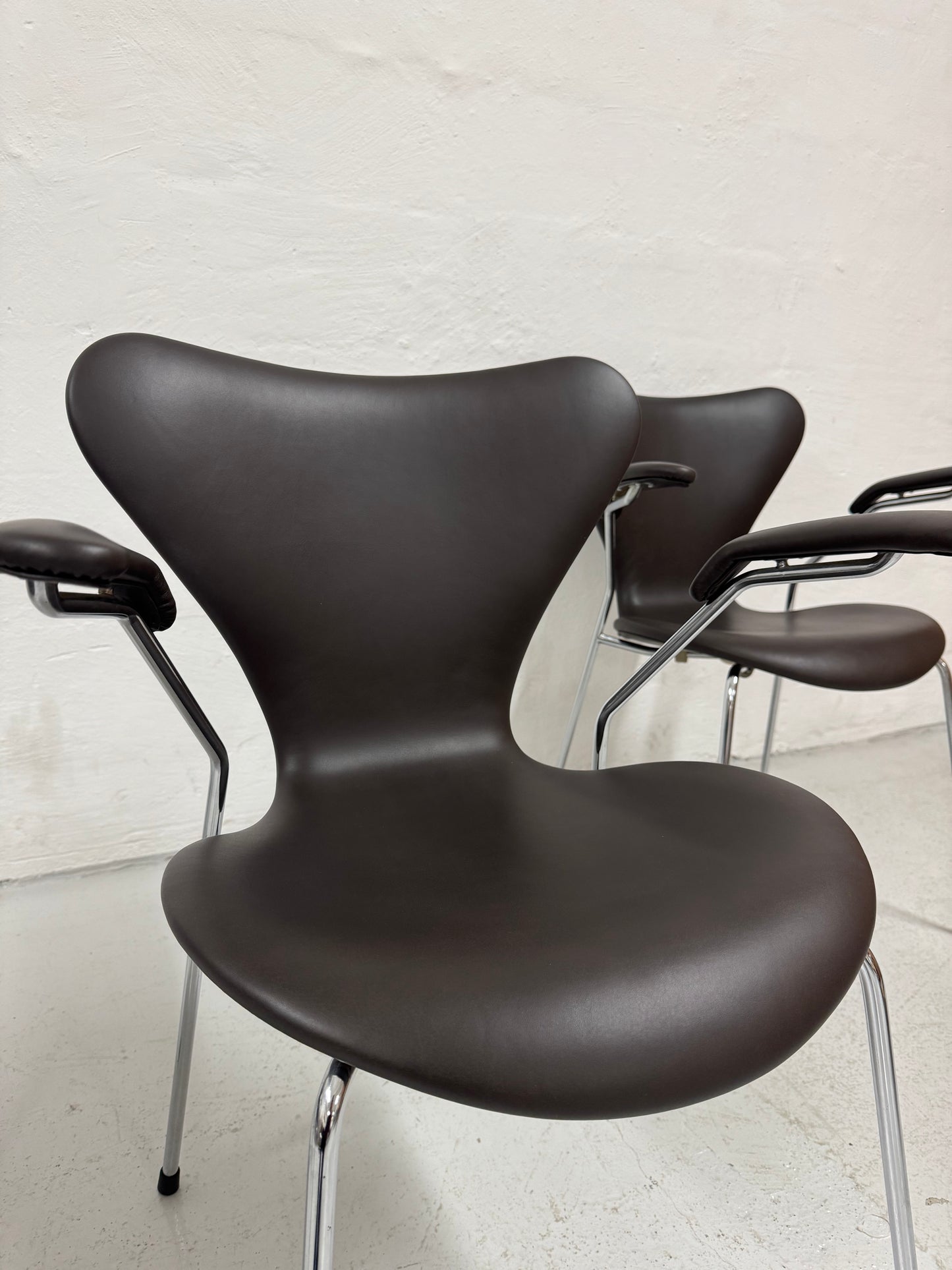 Nypolstret Arne Jacobsen ‘Syveren/3207’ Fritz Hansen.