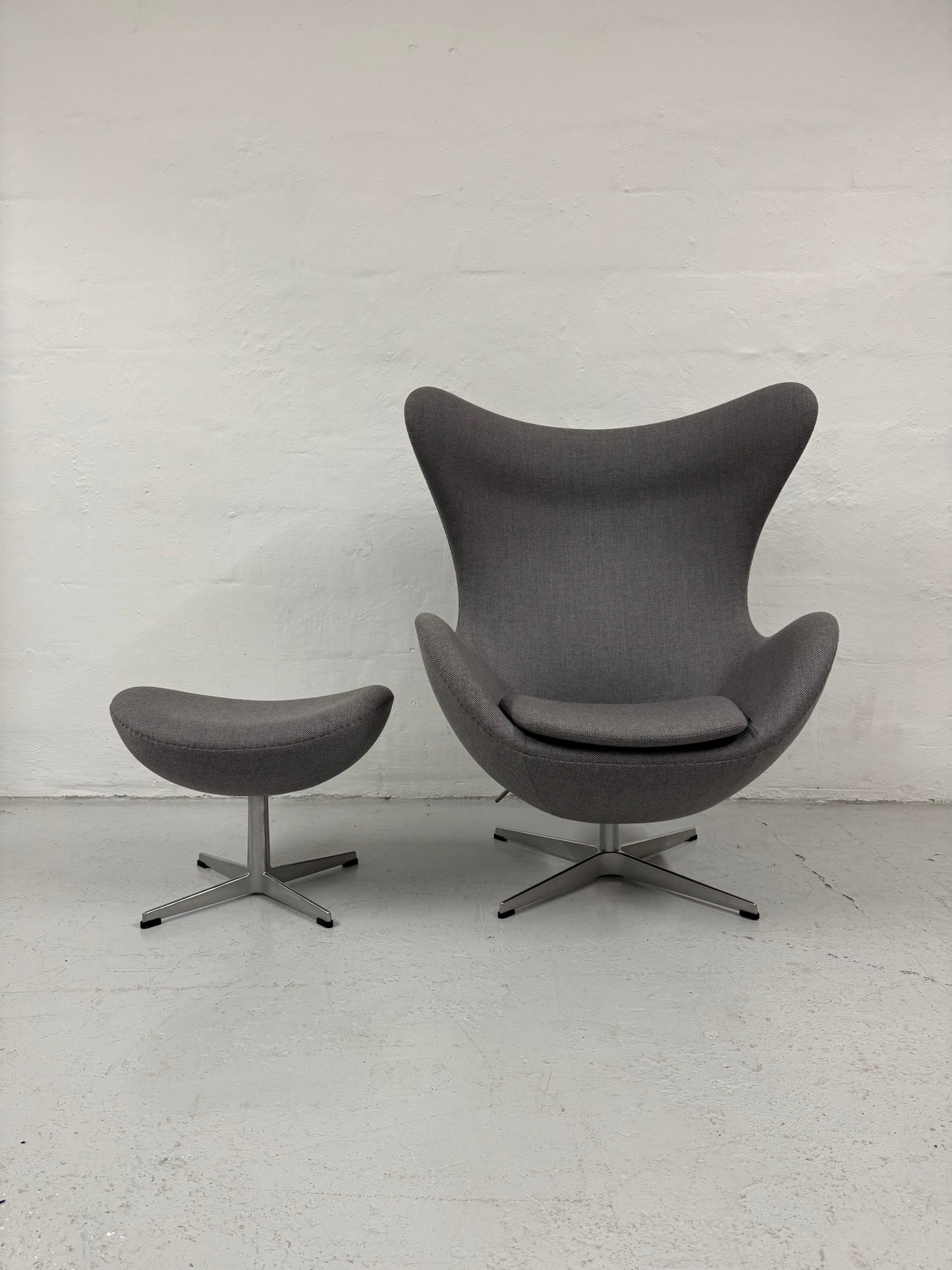 Arne Jacobsen ‘Ægget’ Fritz Hansen, med skammel.