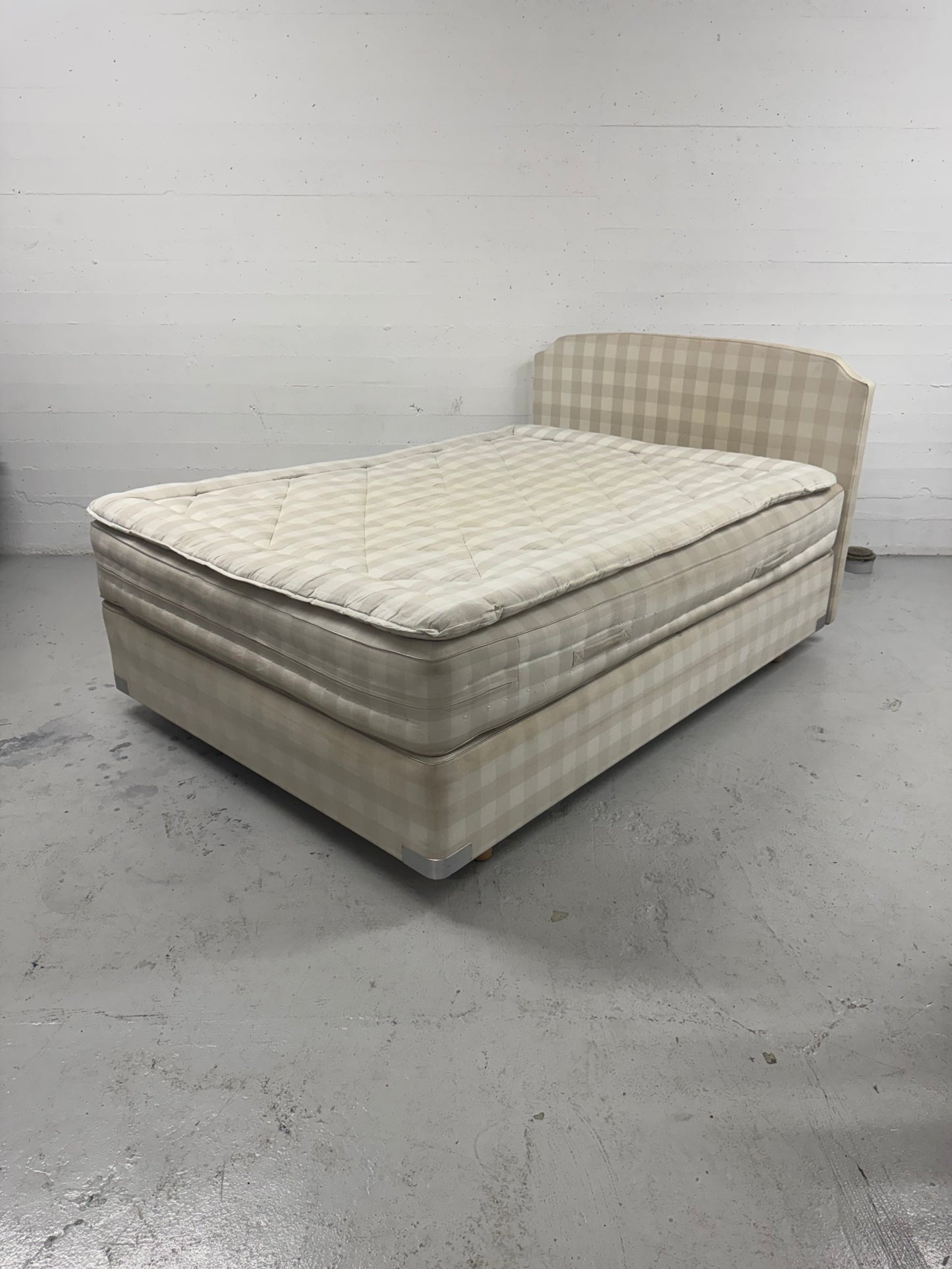 Hästens ‘2000T’ Continental seng – 140x200cm — med sengegavl.