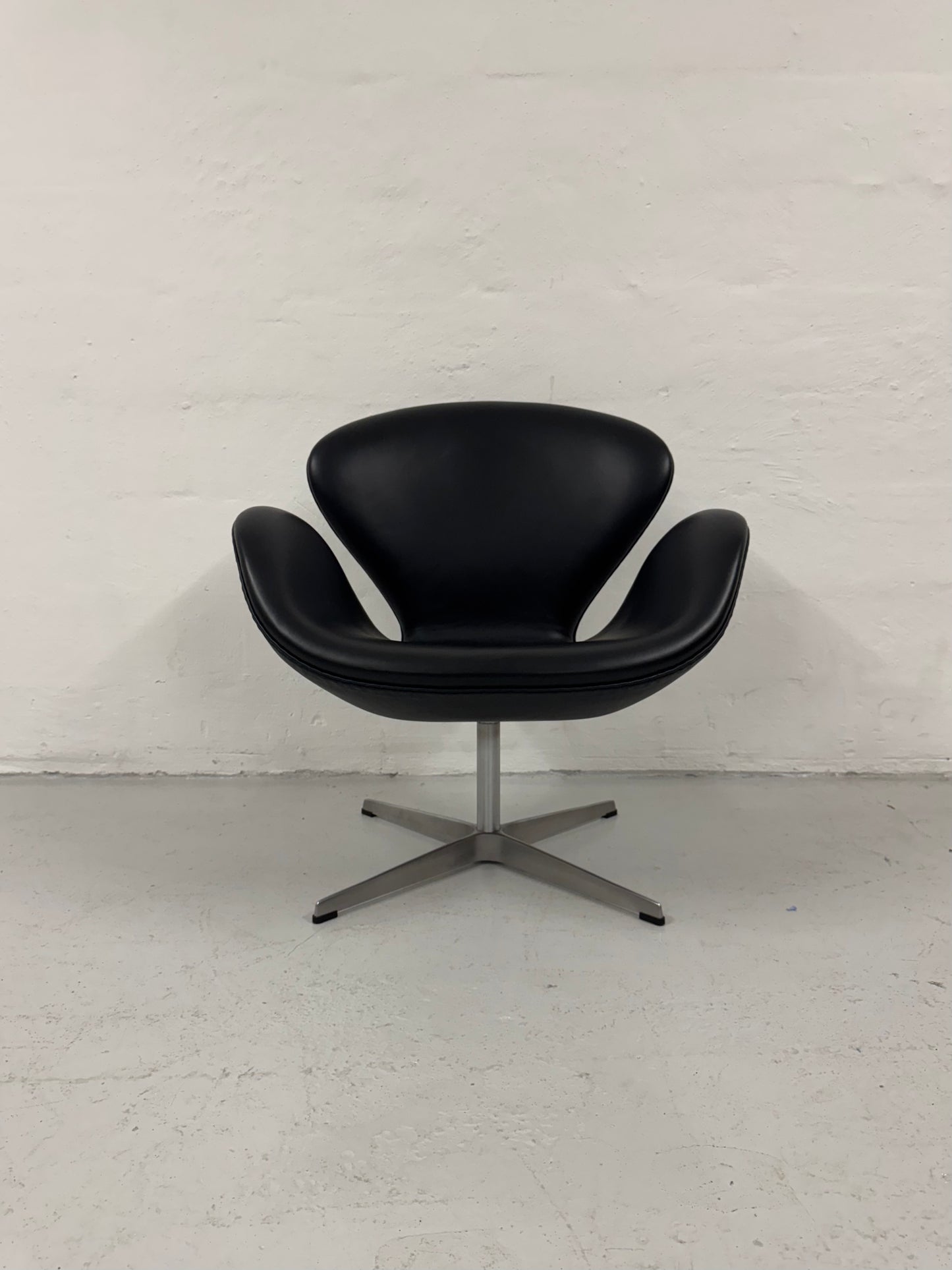 Arne Jacobsen ‘Svanen’ Fritz Hansen, model: 3320.