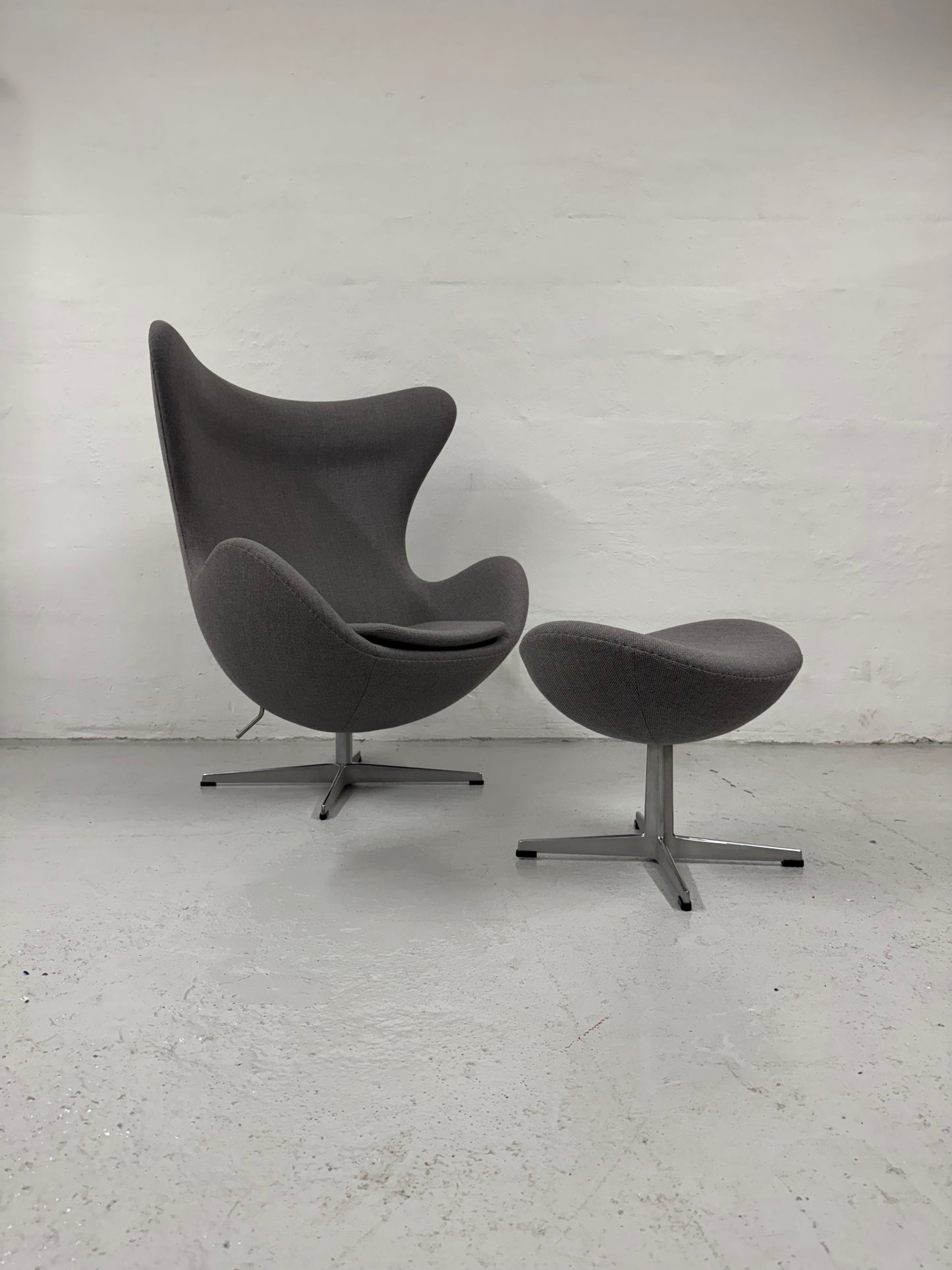 Arne Jacobsen ‘Ægget’ Fritz Hansen, med skammel.
