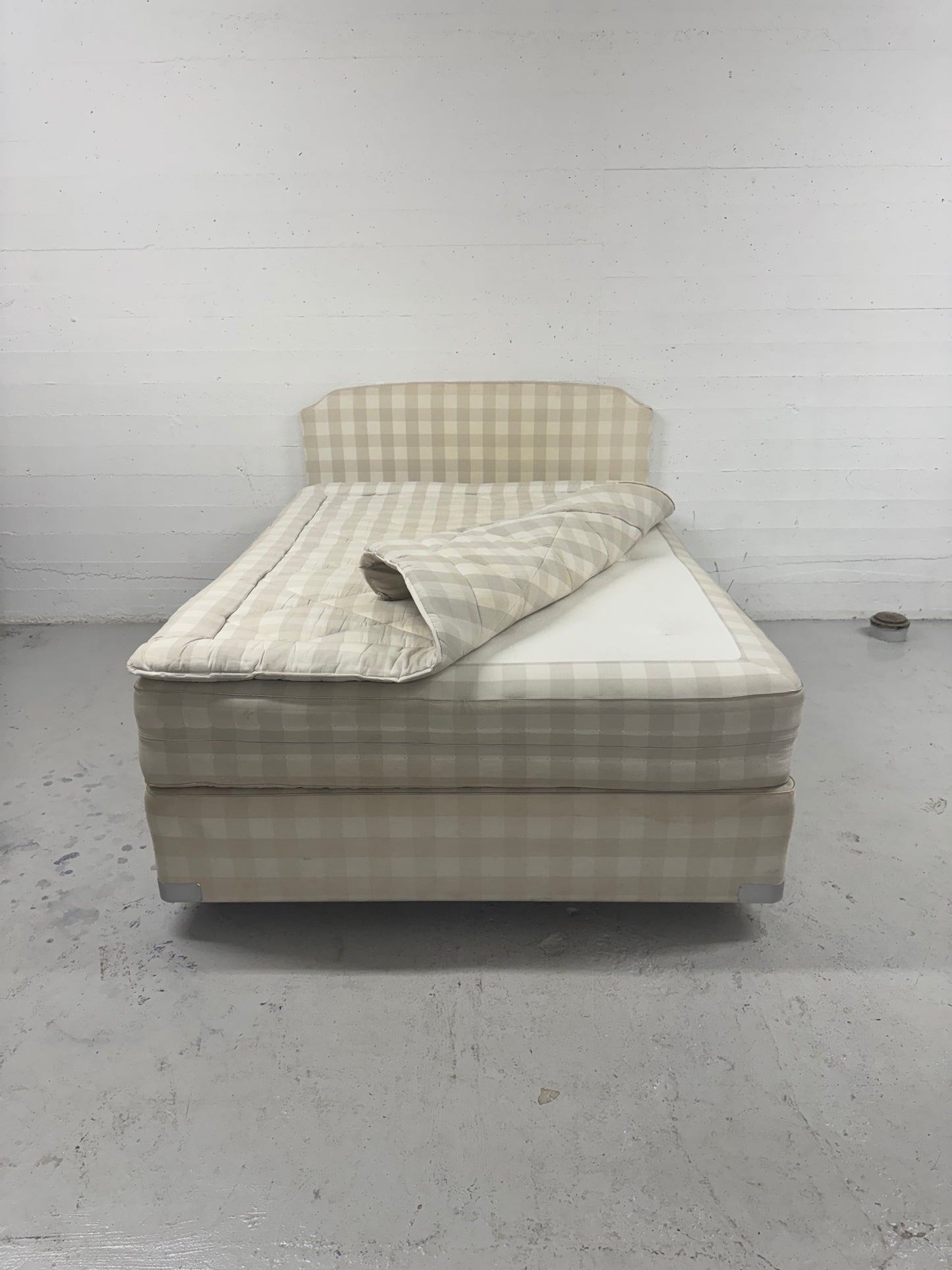 Hästens ‘2000T’ Continental seng – 140x200cm — med sengegavl.