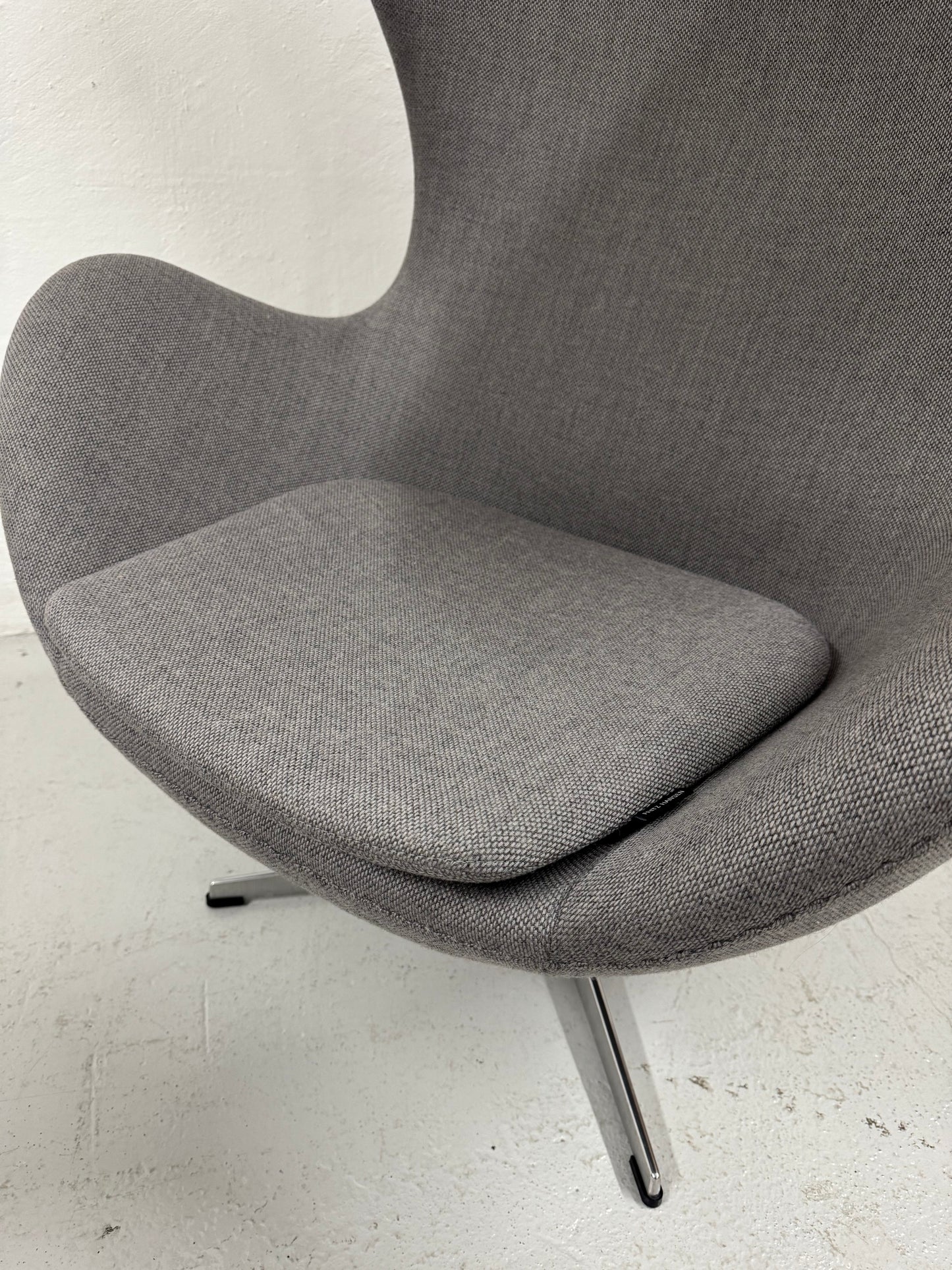 Arne Jacobsen ‘Ægget’ Fritz Hansen, med skammel.