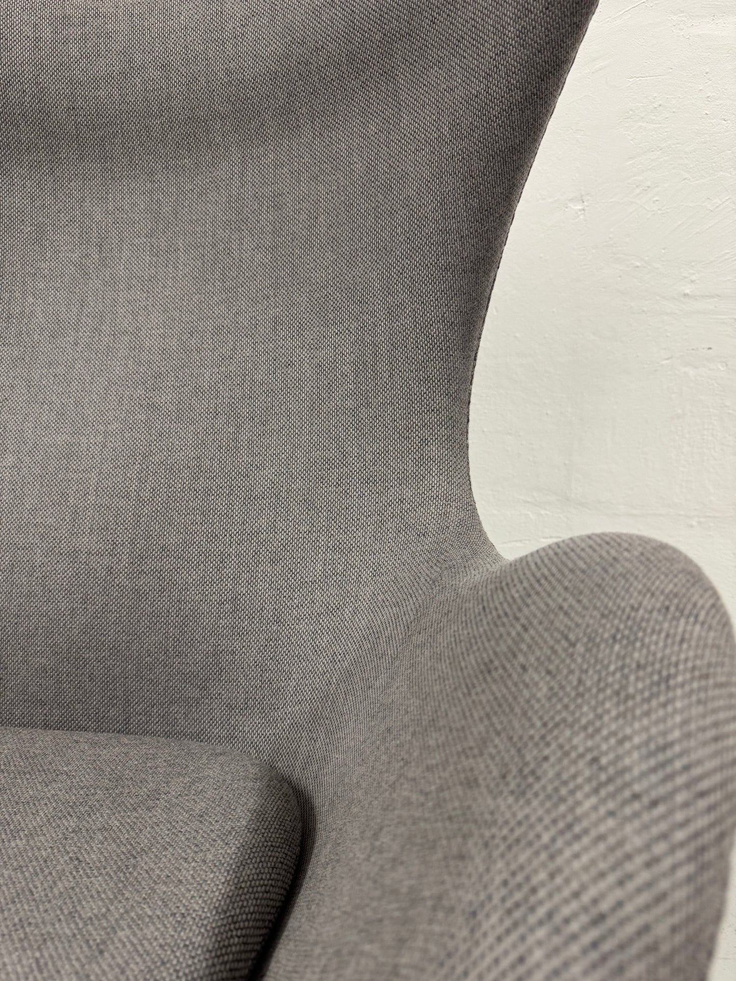 Arne Jacobsen ‘Ægget’ Fritz Hansen, med skammel.