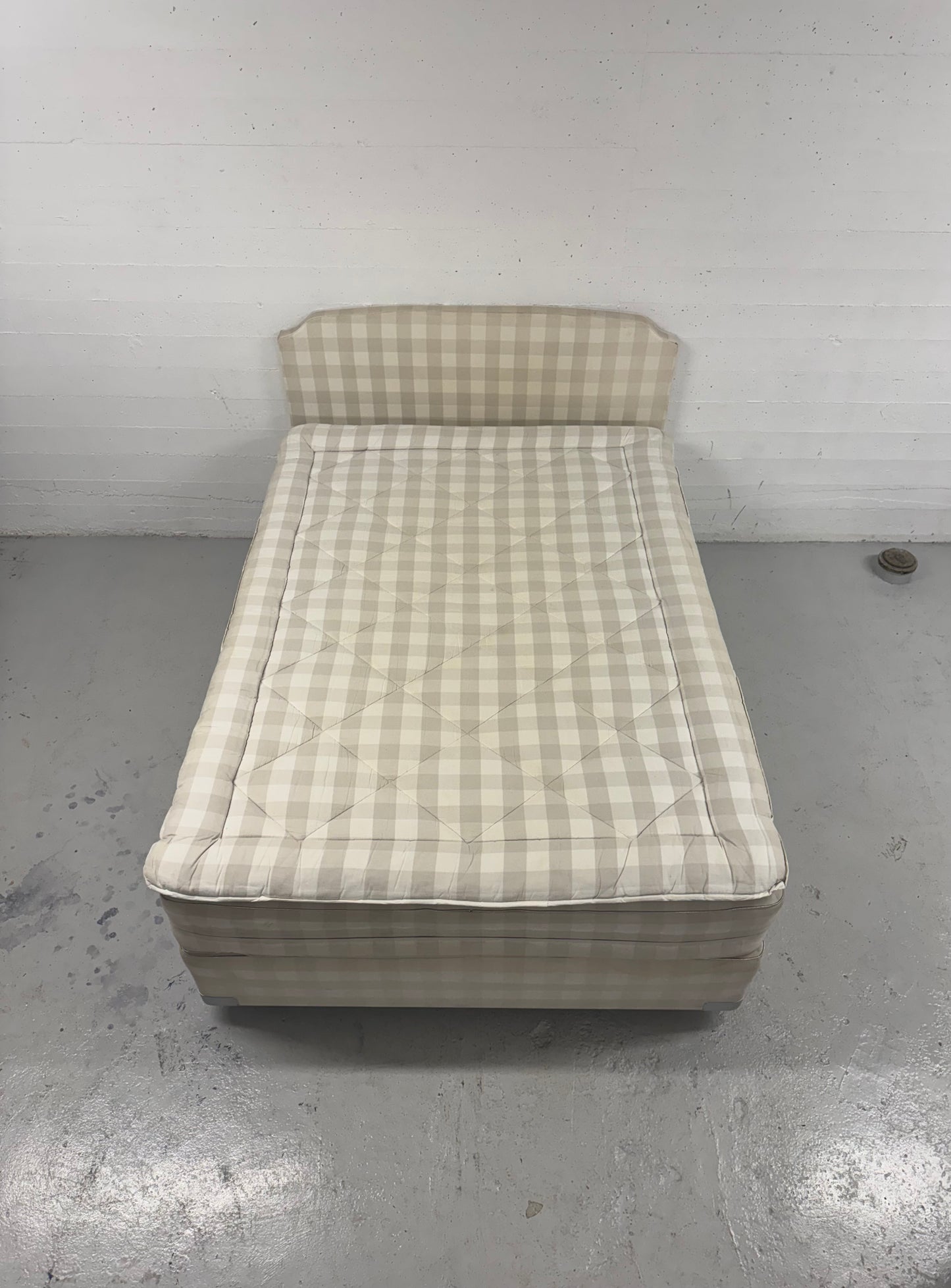Hästens ‘2000T’ Continental seng – 140x200cm — med sengegavl.