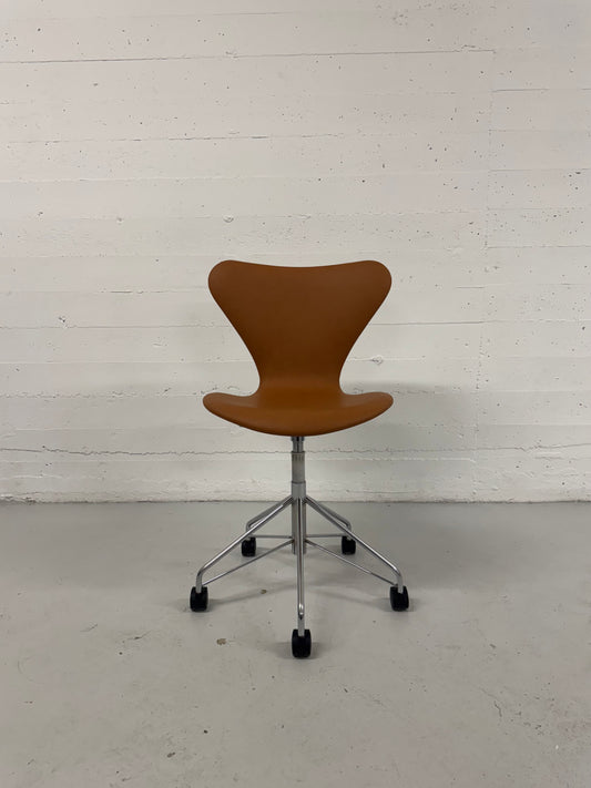 Nypolstret Arne Jacobsen ‘Syveren/3117’ Fritz Hansen.