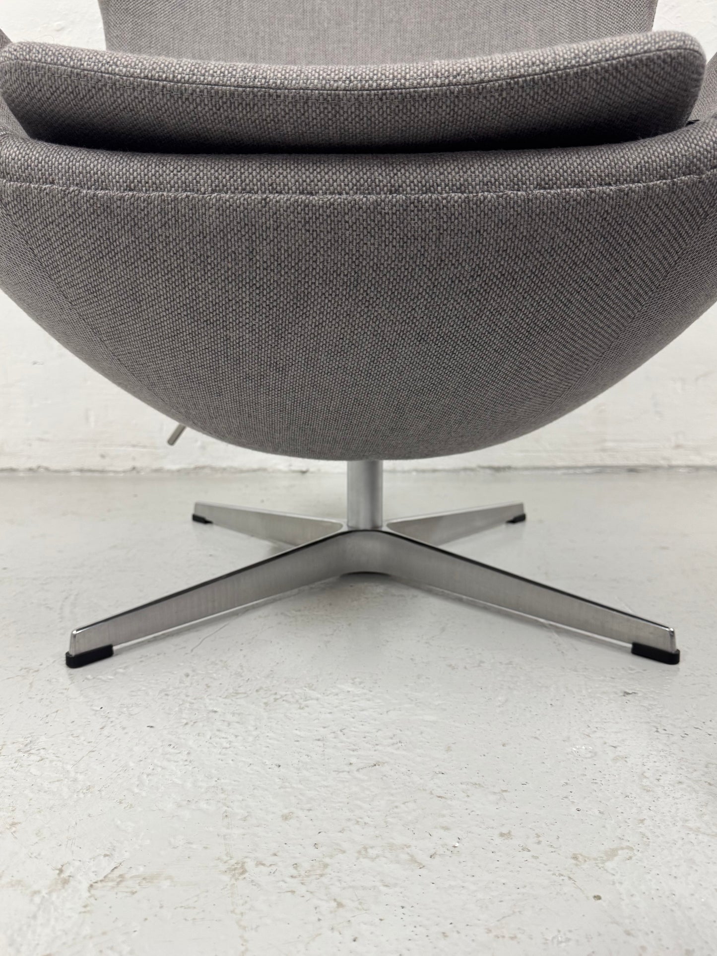 Arne Jacobsen ‘Ægget’ Fritz Hansen, med skammel.