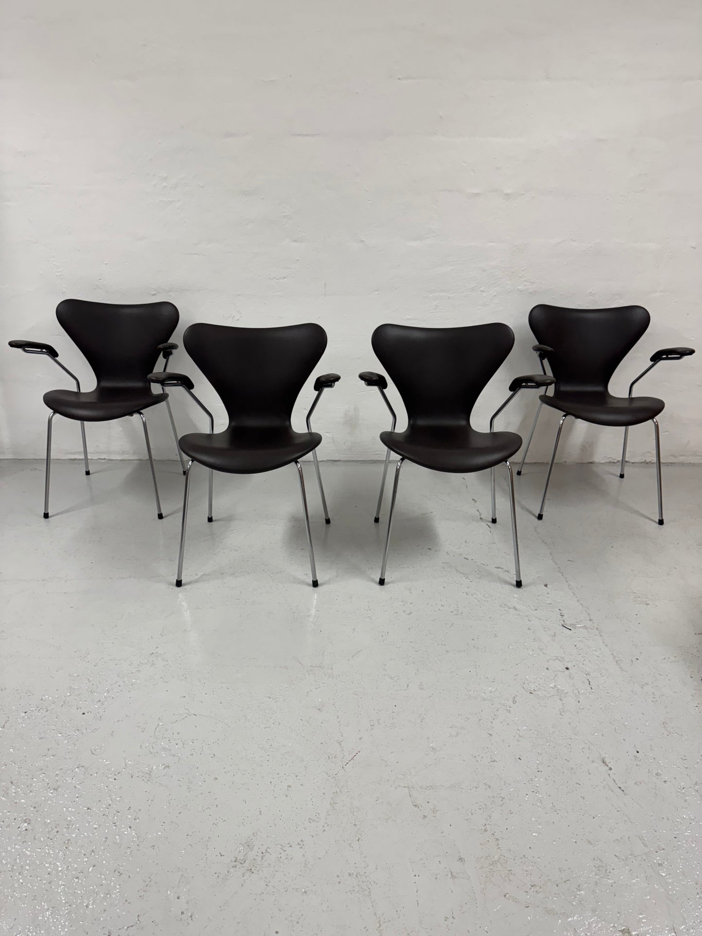 Nypolstret Arne Jacobsen ‘Syveren/3207’ Fritz Hansen.