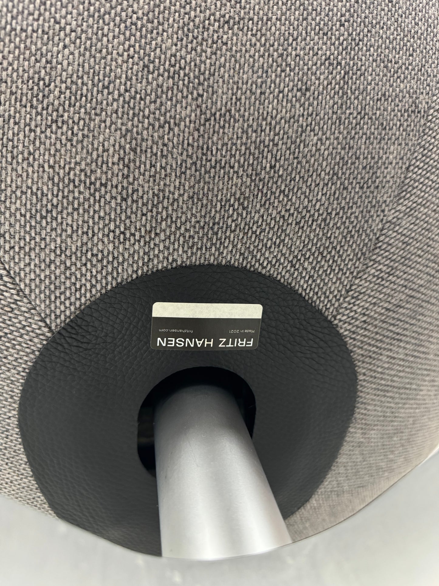 Arne Jacobsen ‘Ægget’ Fritz Hansen, med skammel.