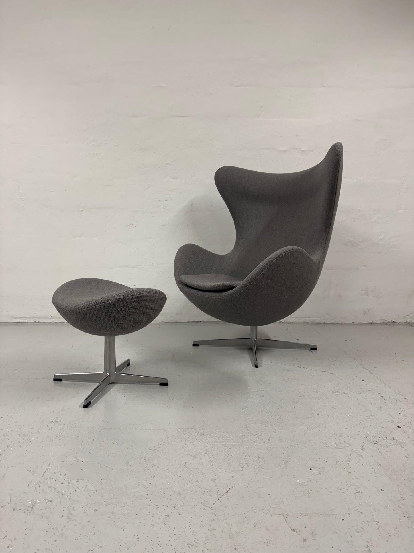 Arne Jacobsen ‘Ægget’ Fritz Hansen, med skammel.
