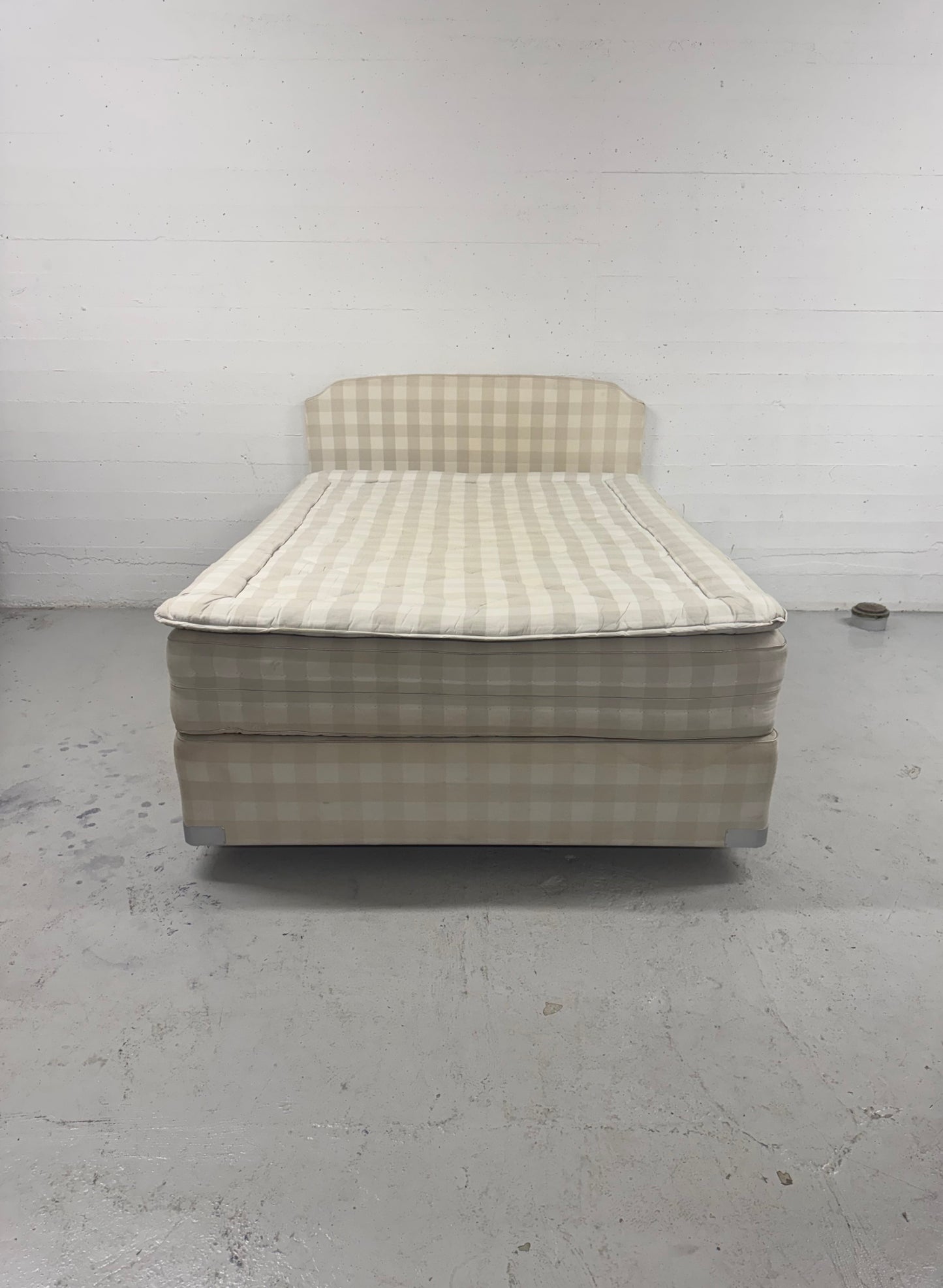 Hästens ‘2000T’ Continental seng – 140x200cm — med sengegavl.