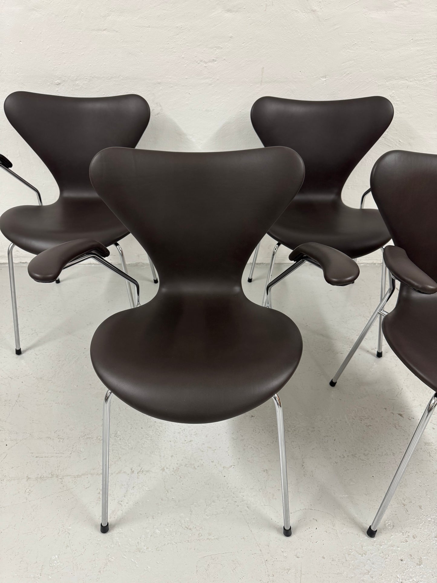 Nypolstret Arne Jacobsen ‘Syveren/3207’ Fritz Hansen.