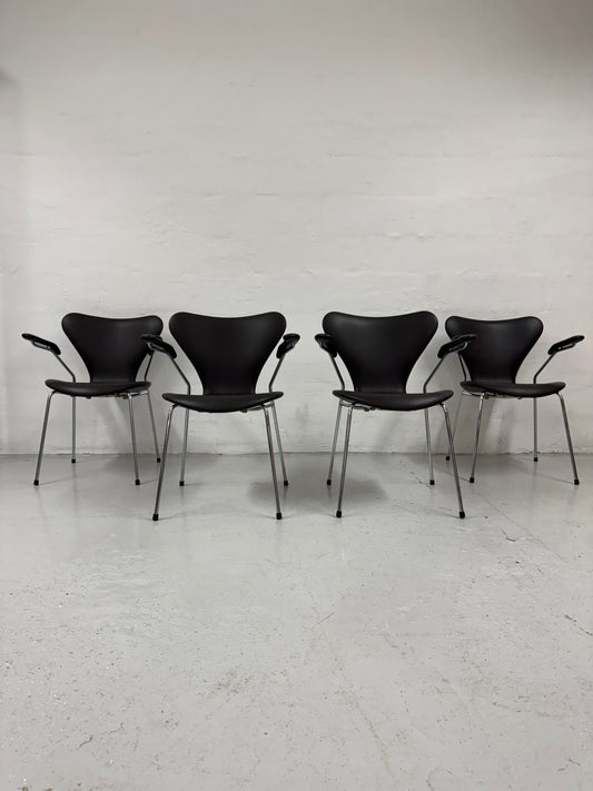 Nypolstret Arne Jacobsen ‘Syveren/3207’ Fritz Hansen.